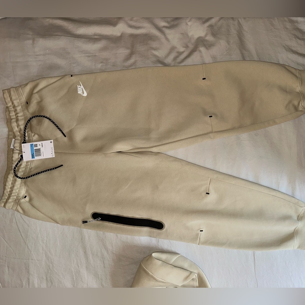 Women Nike tech fleece joggers NWT